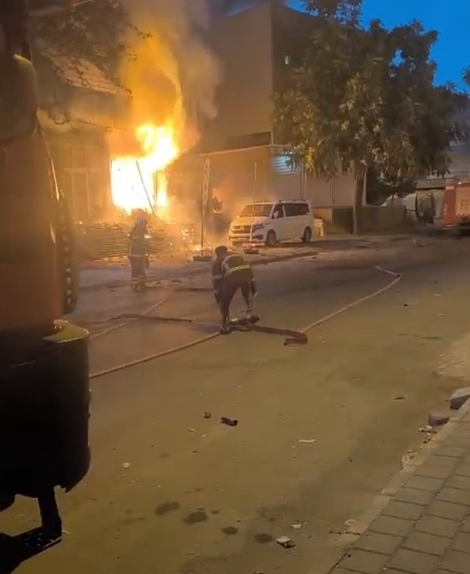Düğün ve kına malzemeleri dükkanında çıkan yangın 3 saat sonra söndürüldü