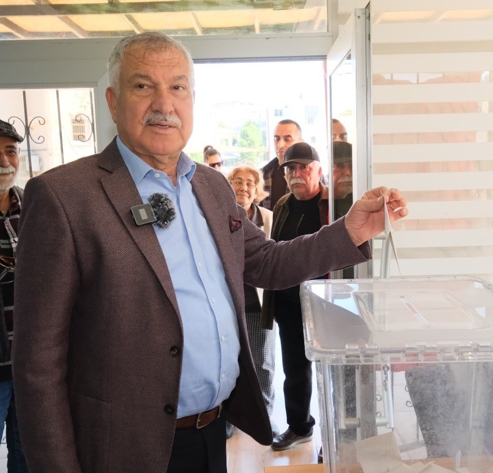 Adana Büyükşehir Belediye Başkanı Karalar gözaltına alındı, belediyede arama başlatıldı