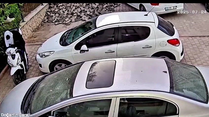 Kafasına atlet ve kask geçirerek hırsızlık girişiminde bulunan 2 şahıs kamerada
