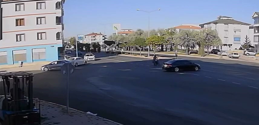 Otomobile çarpan motosikletin sürücüsü yaralandı