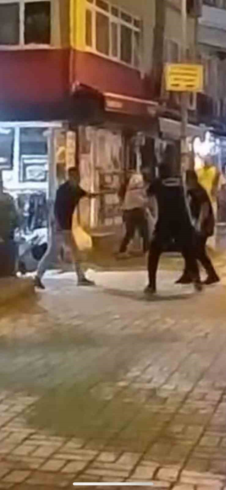 Kavga ederken kendilerini ayırmak isteyen polise bıçak çeken şahıslar, böyle etkisiz hale getirildi