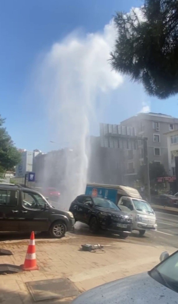 Kadıköy’de su borusu patladı: Tazyikli su metrelerce havaya fışkırdı