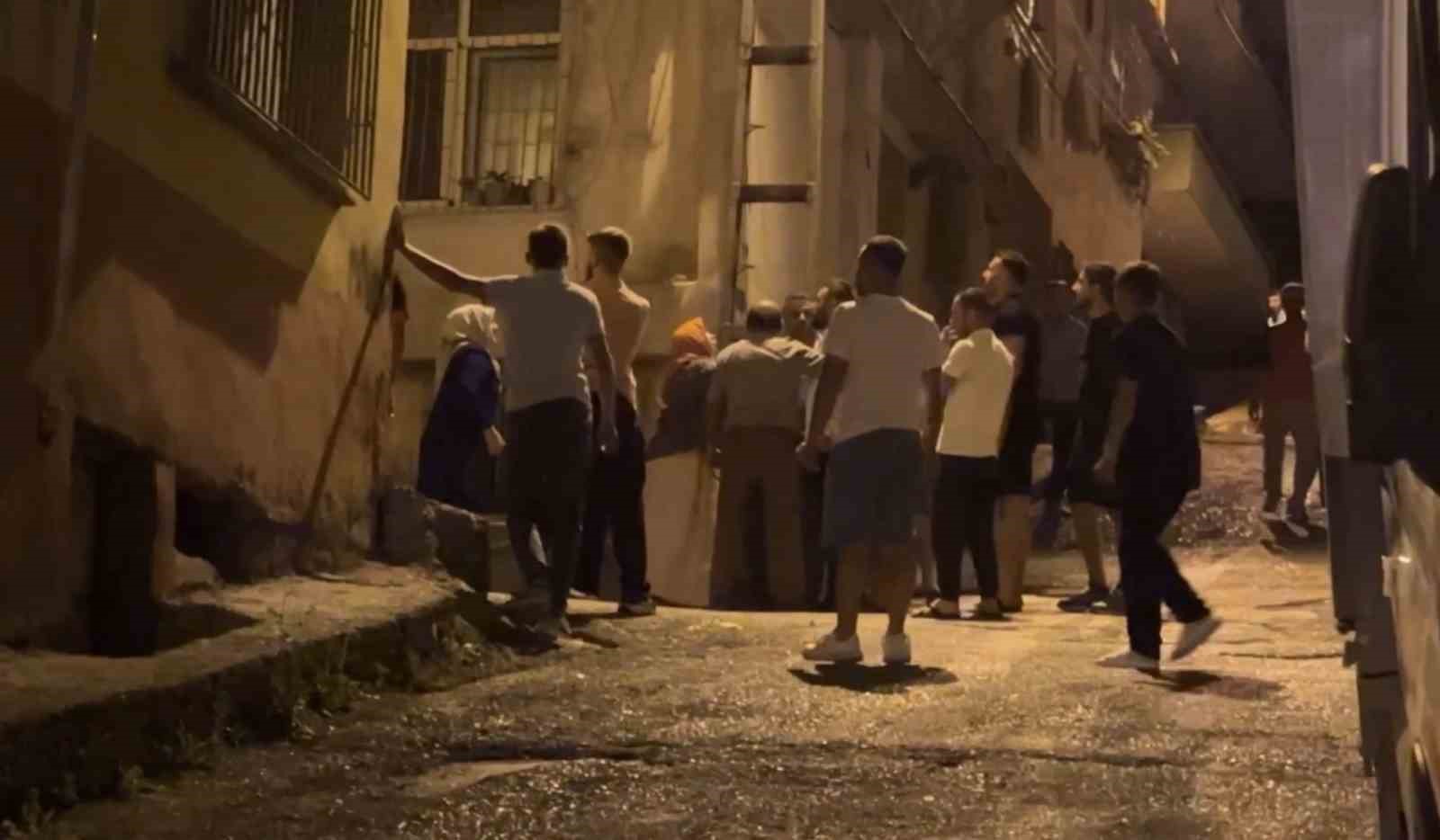 Samsun’da sokak ortasında park yeri kavgası: Tekme ve yumruklarla birbirlerine girdiler