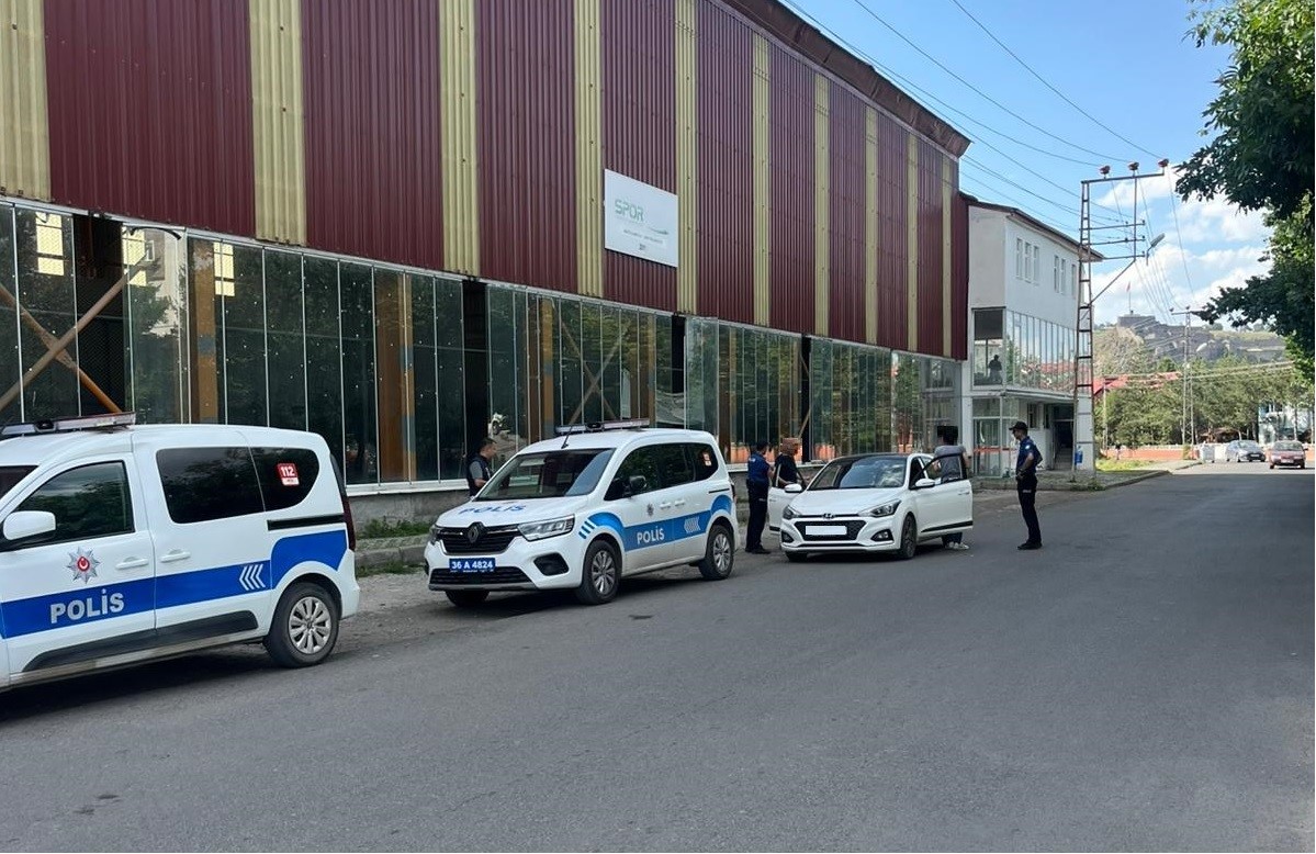 Kars’ta polis uygulamaları devam ediyor