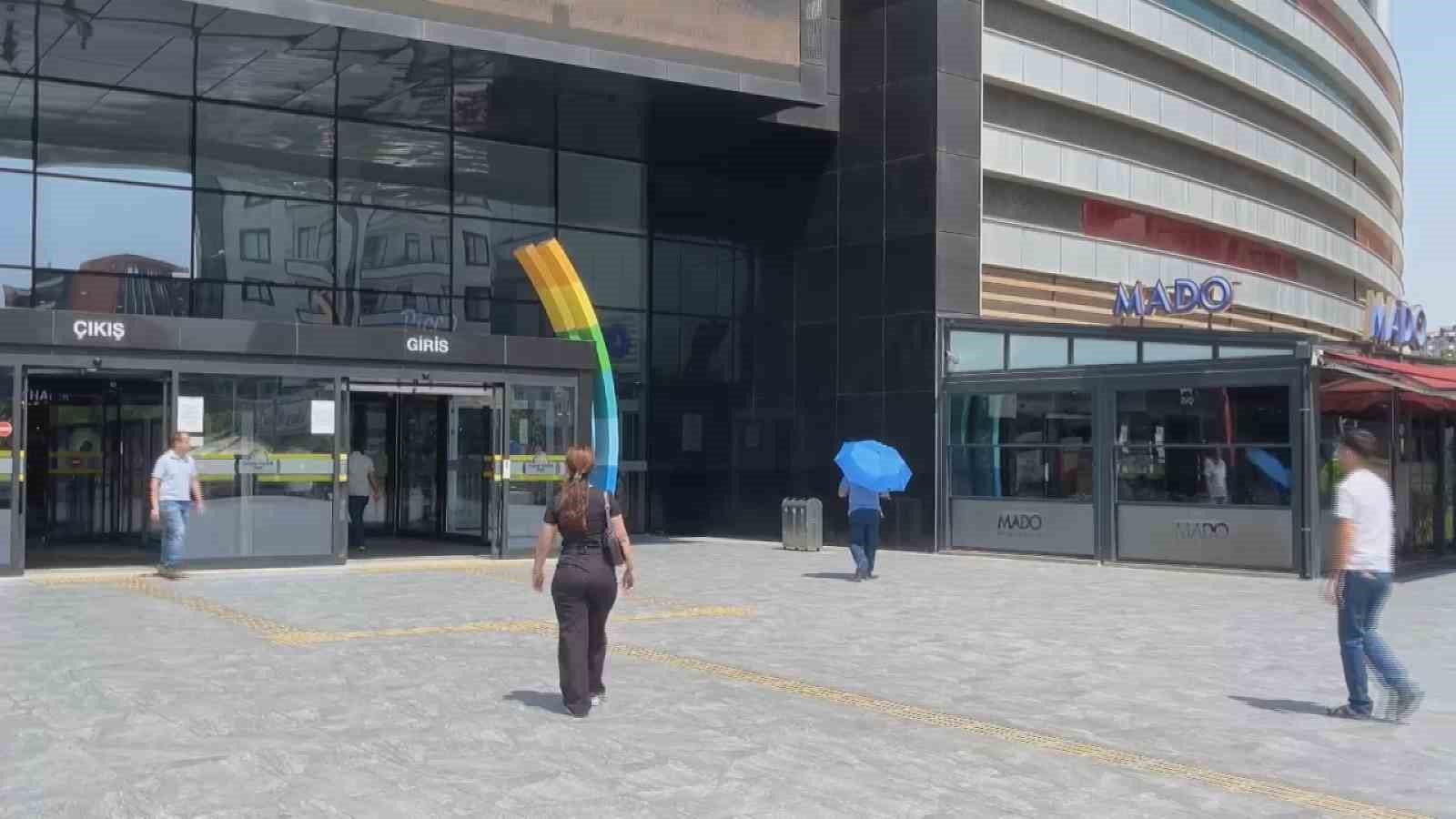Diyarbakır sıcağında şemsiyeli çözüm