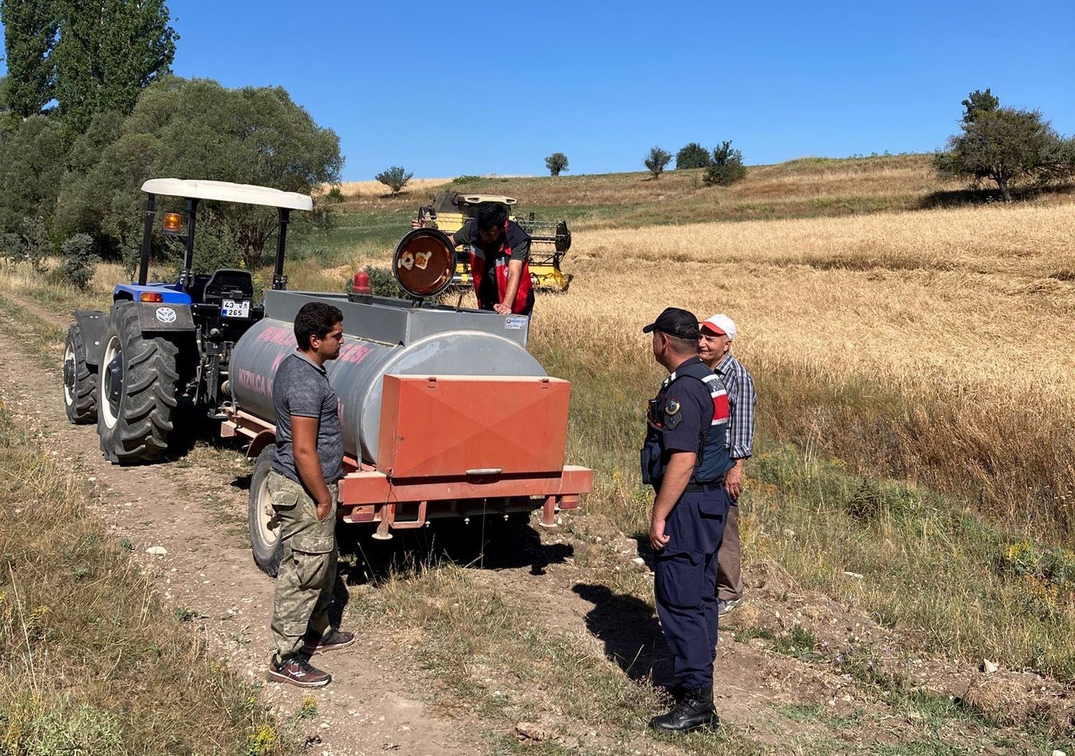 Dumlupınar’da biçerdöver hasat çalışmaları denetlendi