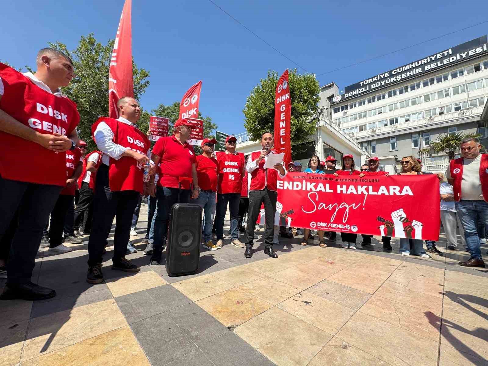 Mobbing mağduru işçiler Denizli Büyükşehir Belediyesinin kapısına dayandı