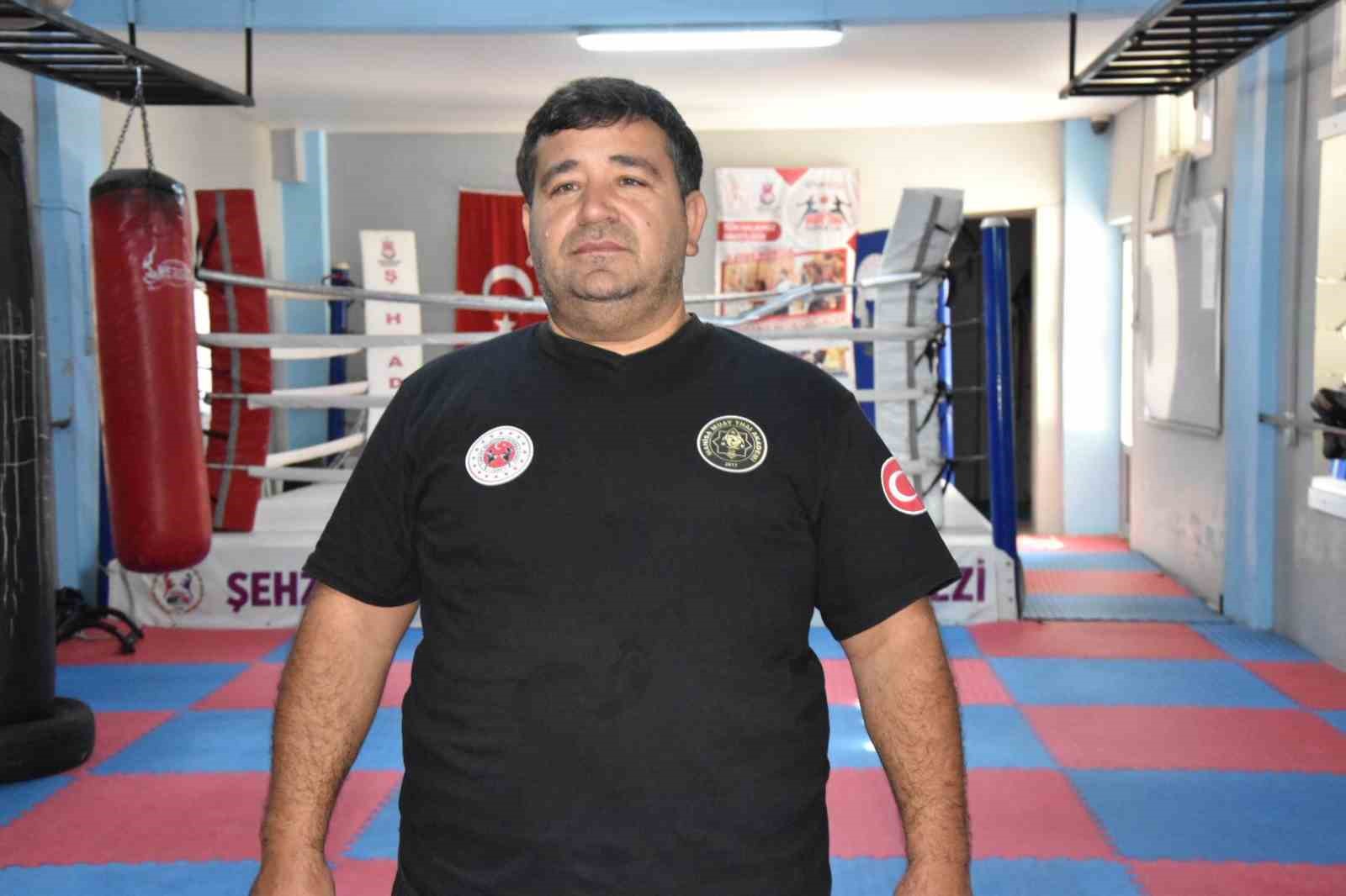 Şampiyonlar, hakemler ve antrenörler Manisa Muaythai Eğitim Merkezi’nden yetişiyor