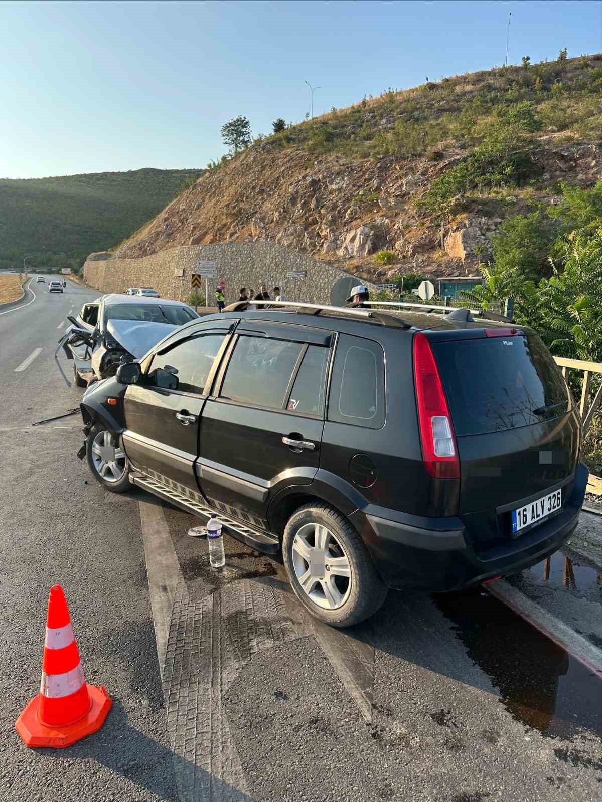 Bursa’da iki otomobil çarpıştı: 1’i ağır 4 yaralı