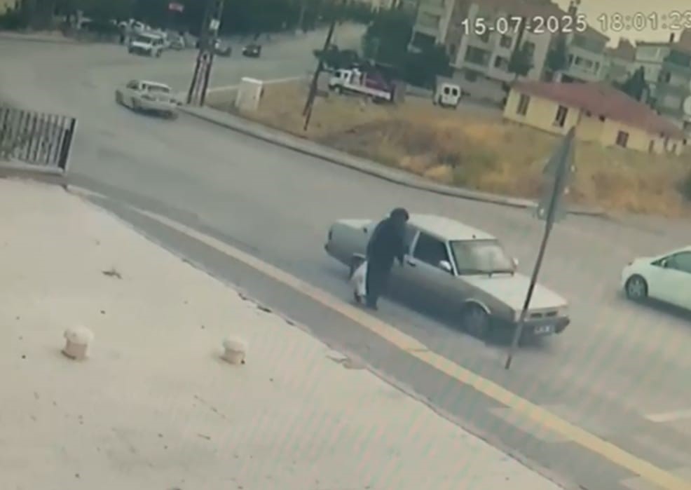 Yaşlı kadın drift atan aracın altında kalmaktan son anda kurtuldu