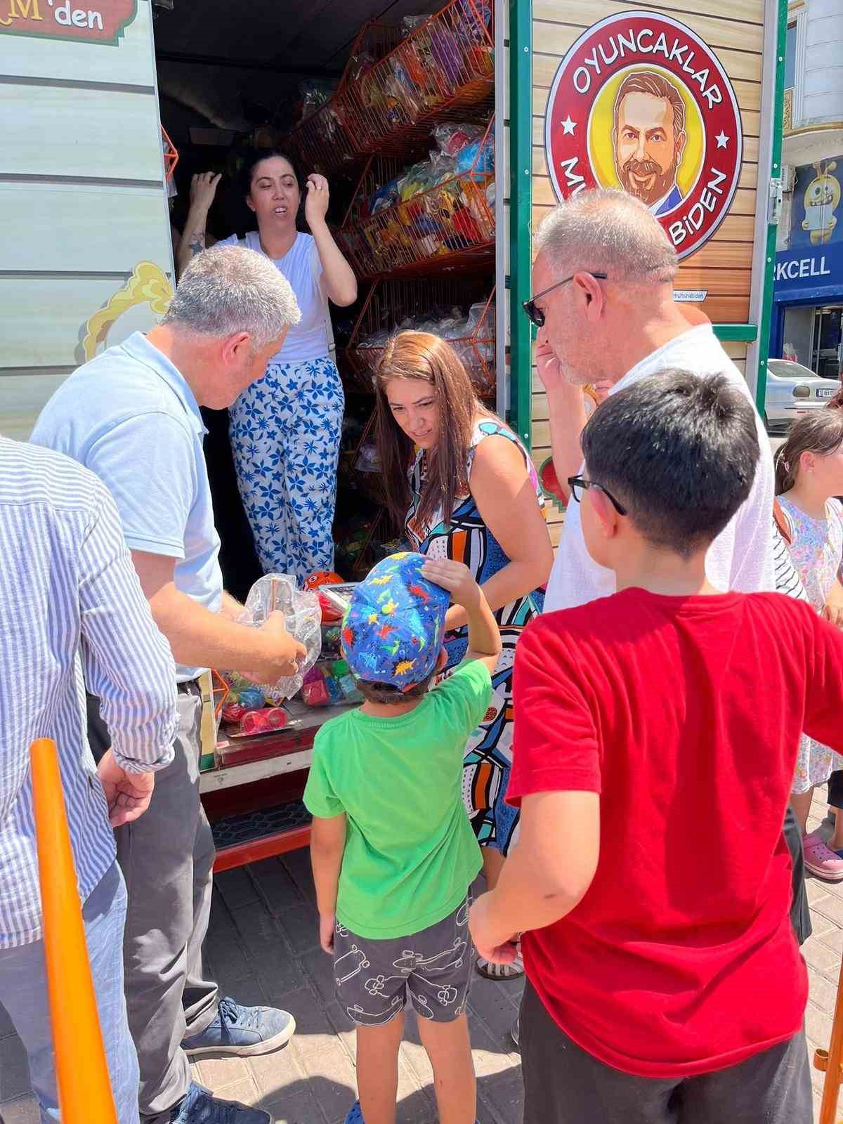 Oyuncakçı Amca, çocukların yüzünü güldürdü