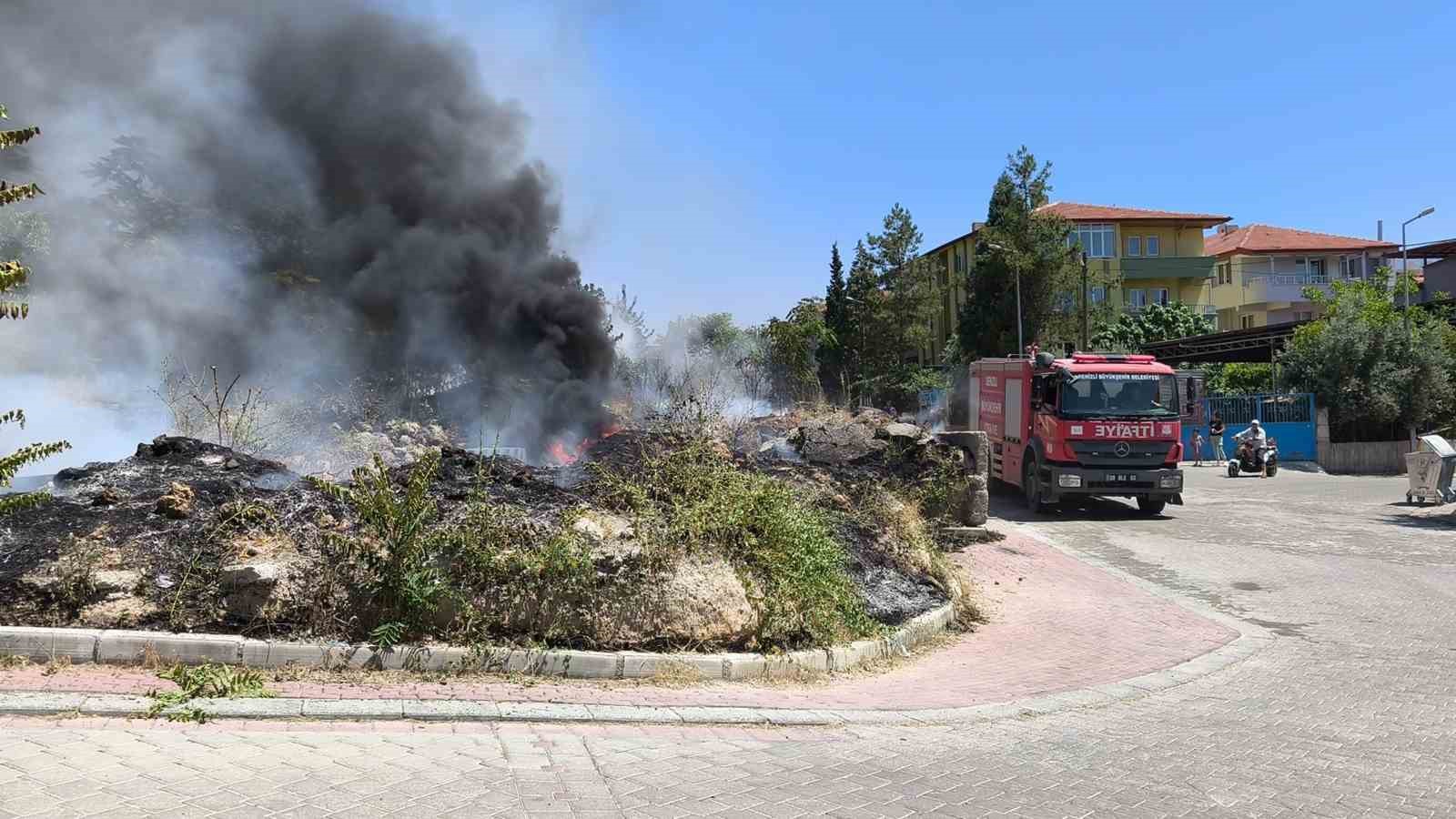 Denizli’de örtü yangını evlere sıçramadan söndürüldü
