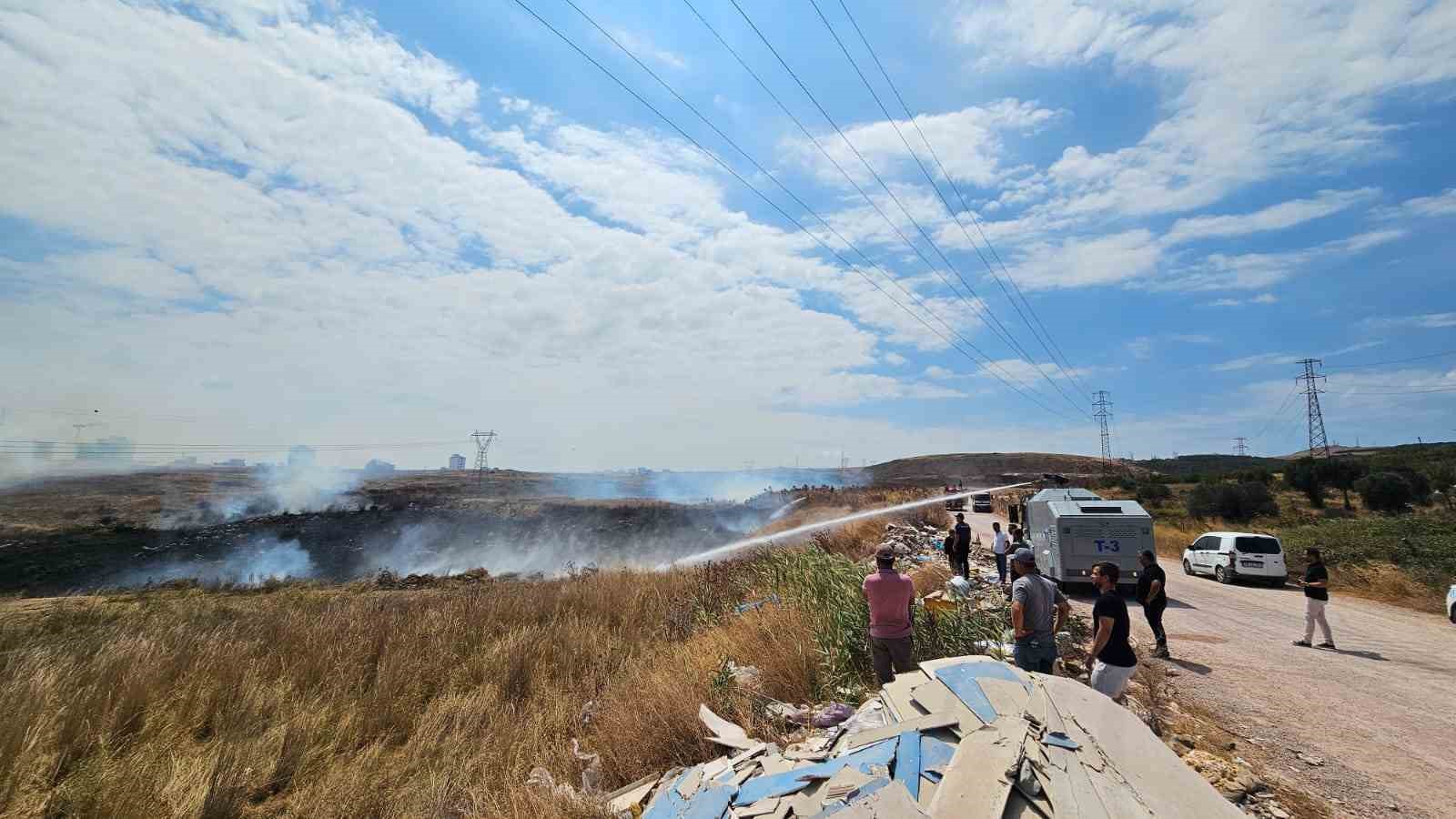 Bandırma’da 3 noktada aynı anda çıkan yangın ormana sıçramadan kontrol altına alındı