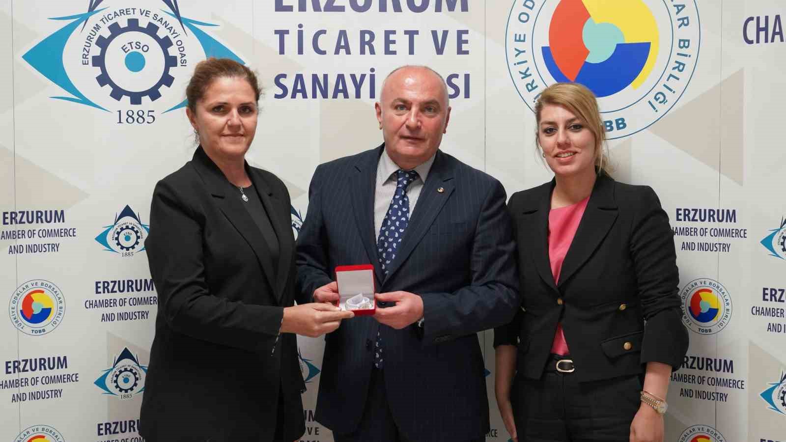 Kuşadası Kadın Girişimciler Kurulu Başkanı Zeytin’den Başkan Özakalın’a ziyaret