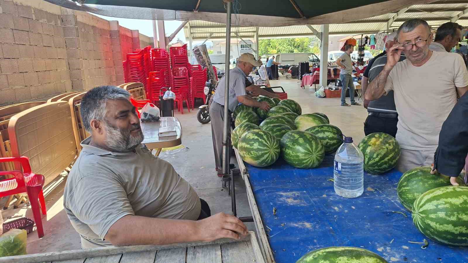 Kilosu 3 liradan satılan 17 ton karpuz 2 saatte tükendi