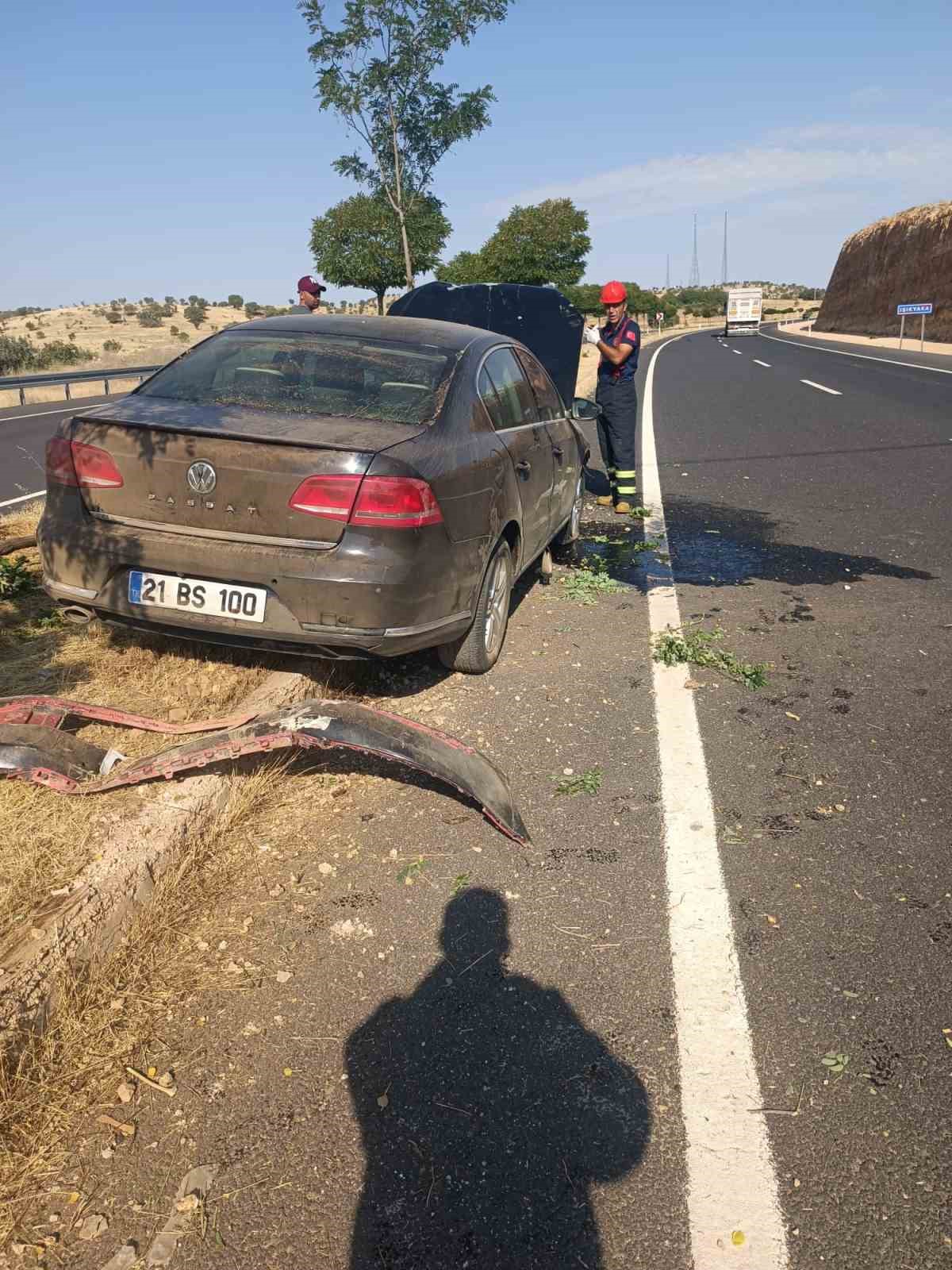 Mardin’de otomobil refüje çarptı: 2 yaralı