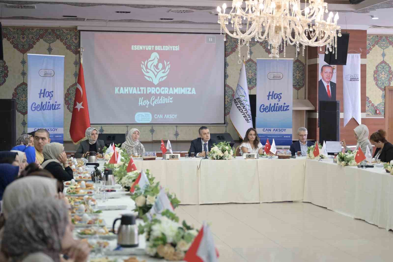 Esenyurt Belediye Başkan Vekili Can Aksoy özel gereksinimli bireylerin anneleriyle kahvaltıda buluştu