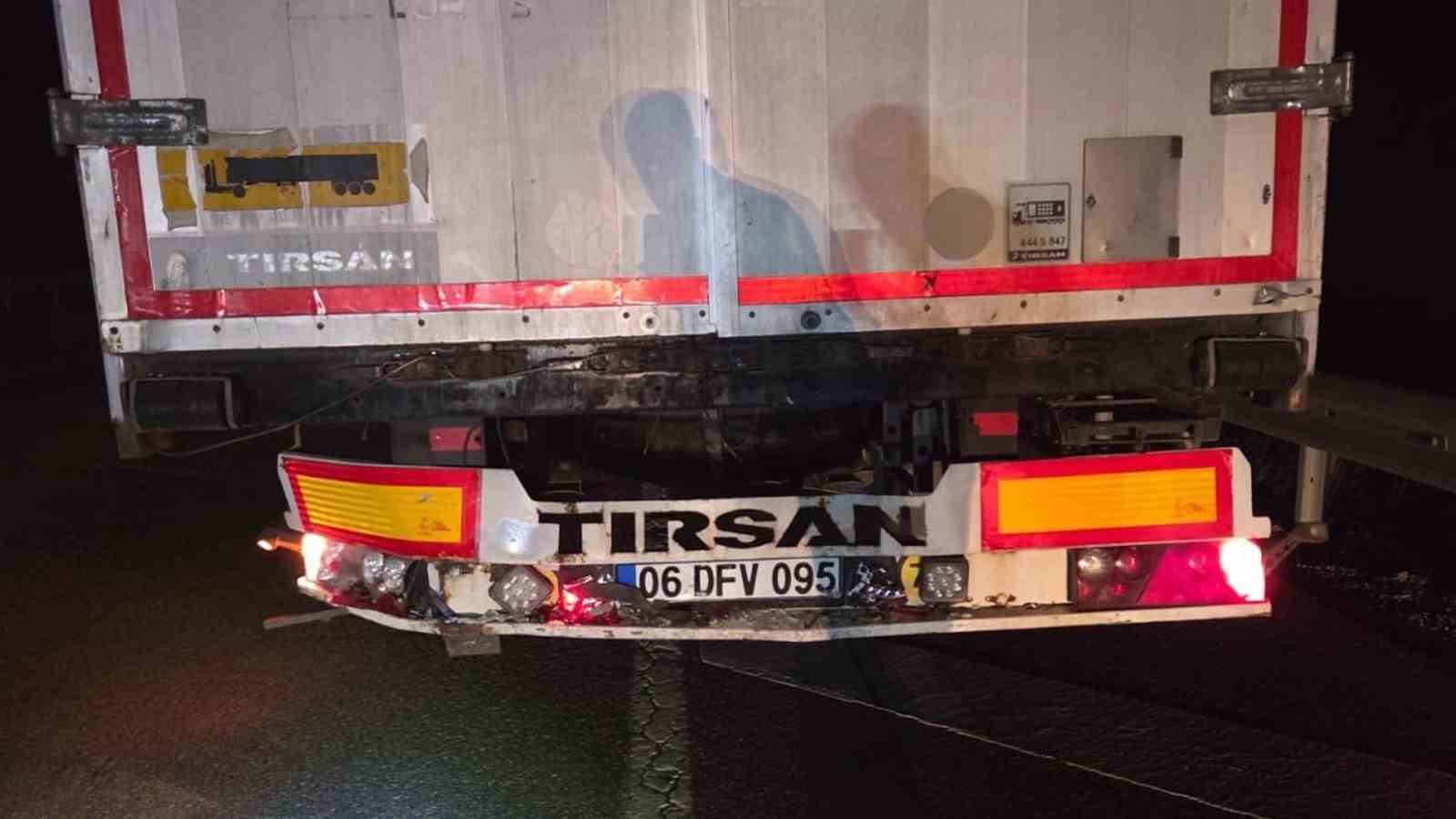 Kırıkkale’de otomobil tıra çarptı: 2 yaralı