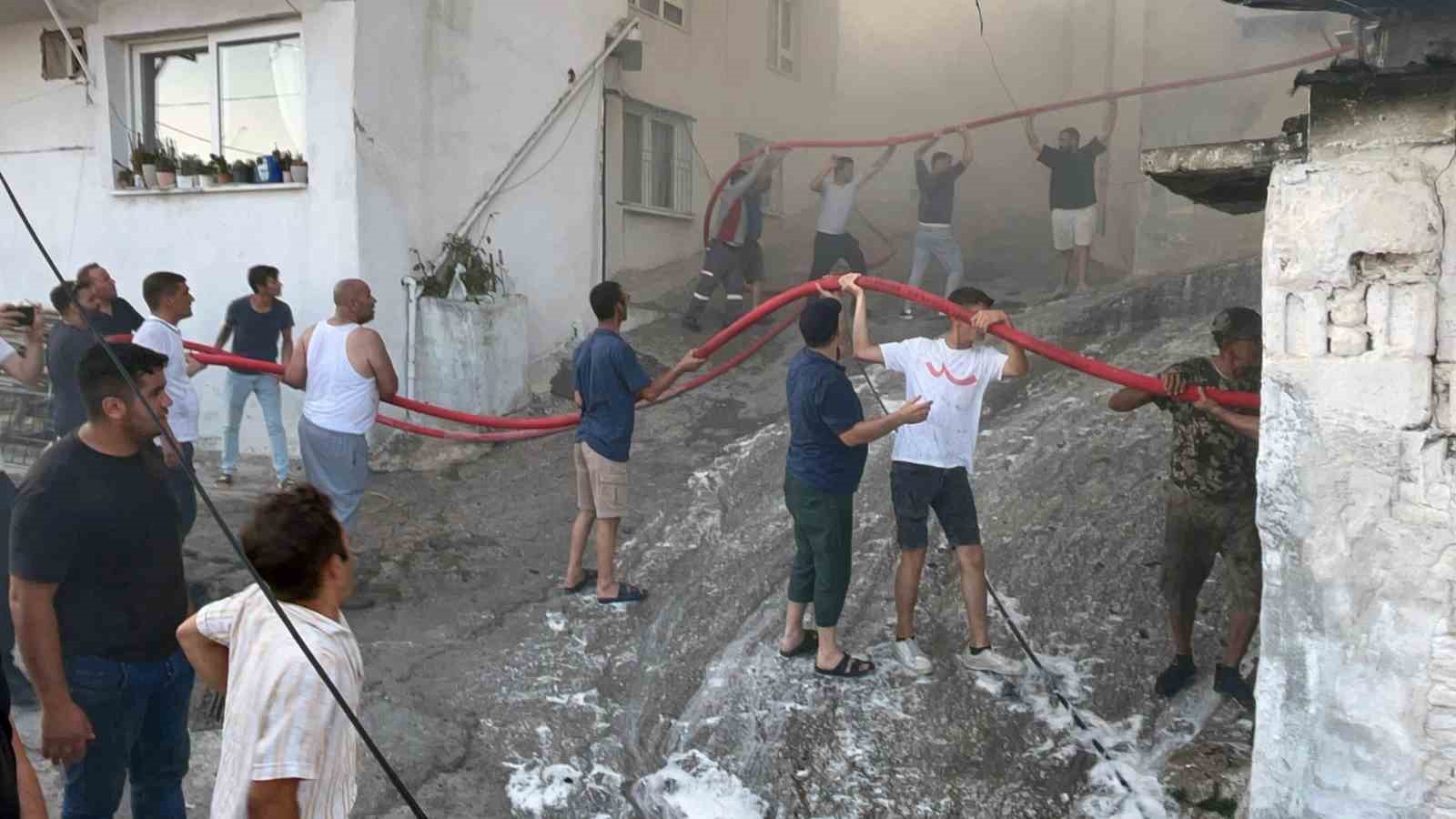 Mahalle sakinlerinden alevlere karşı insan zinciri