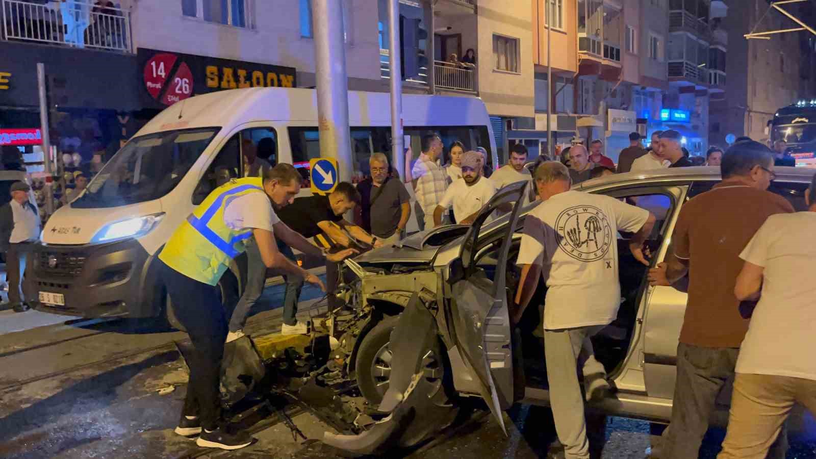 Manevra yapan araca vuran Tofaş kontrolden çıktı, kaldırımda yürüyen vatandaşa böyle çarptı