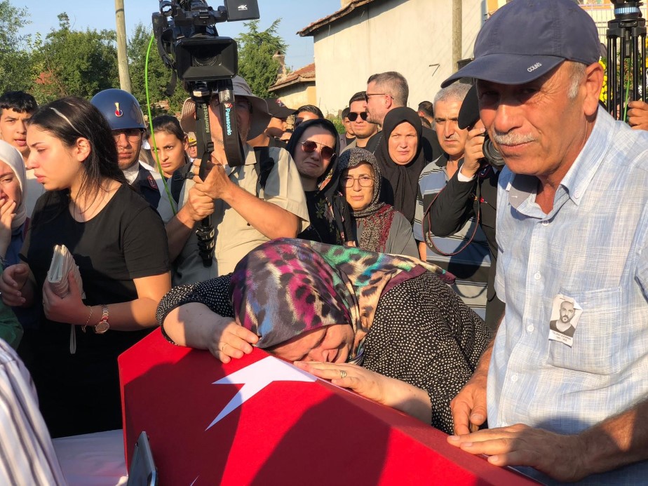 1 hafta önce evlenen yangın şehidi Tolunay Kocaman gözyaşları içinde son yolculuğuna uğurlandı