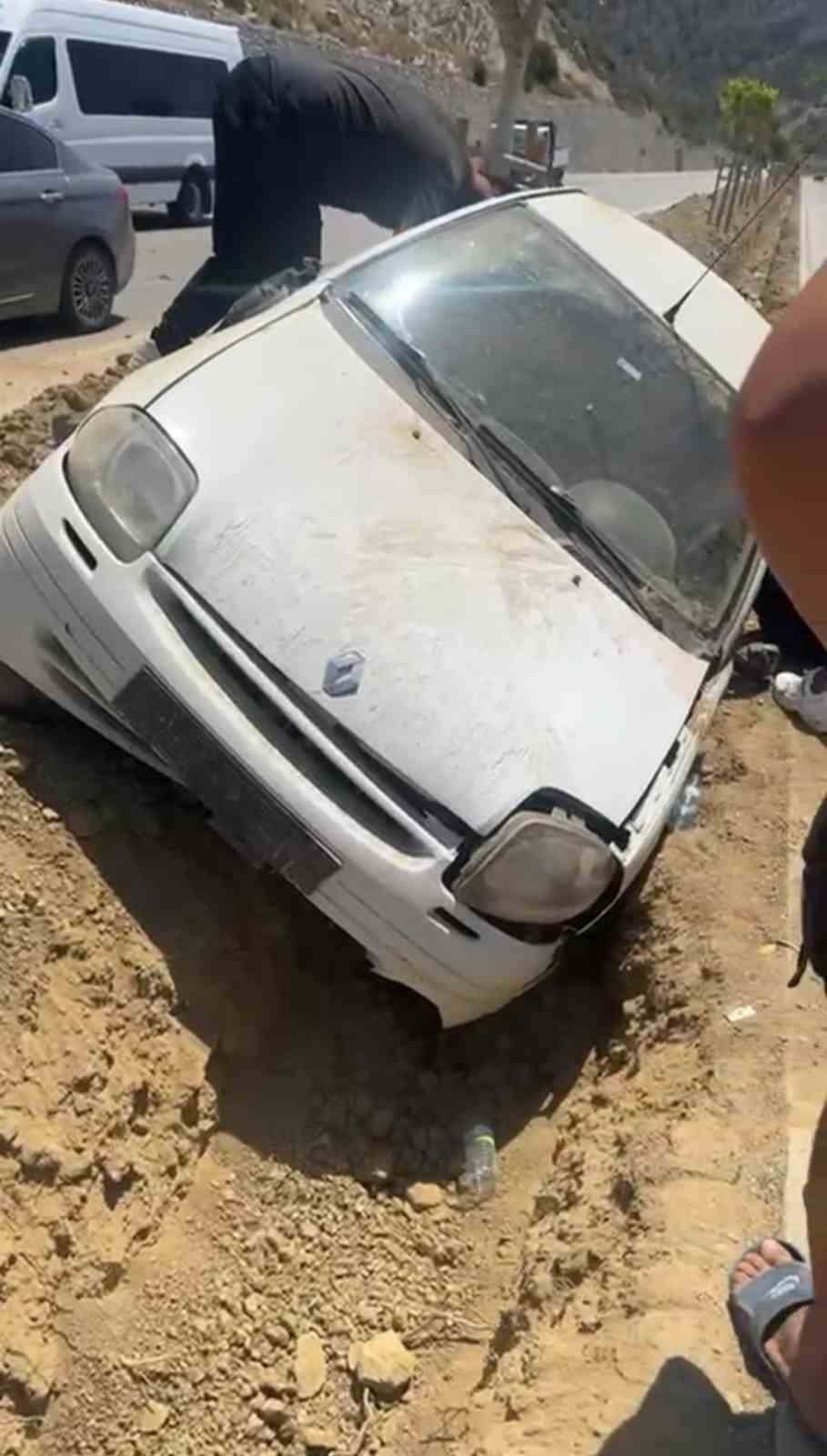 Arsuz’da orta refüje devrilen otomobilin sürücüsü yaralandı