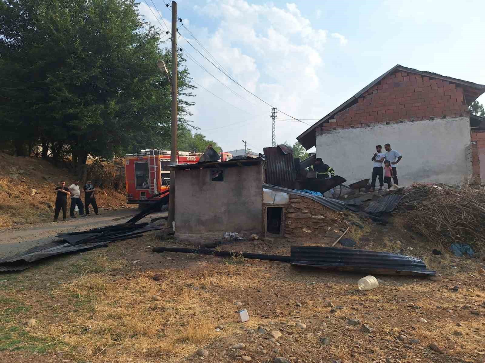 Bingöl’de odunluk yangını, eve sıçramadan söndürüldü