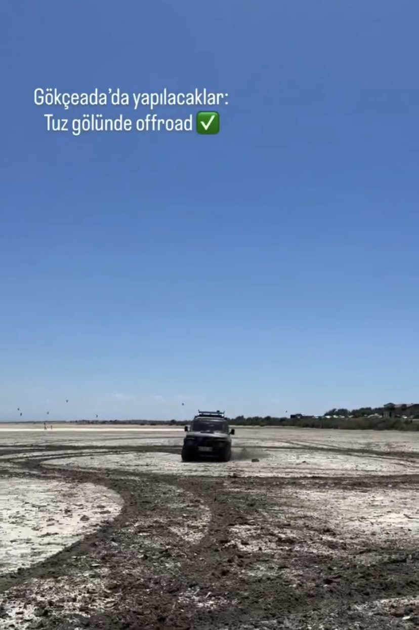 Gökçeada’da tuz gölünde arazi aracıyla drift yaptı