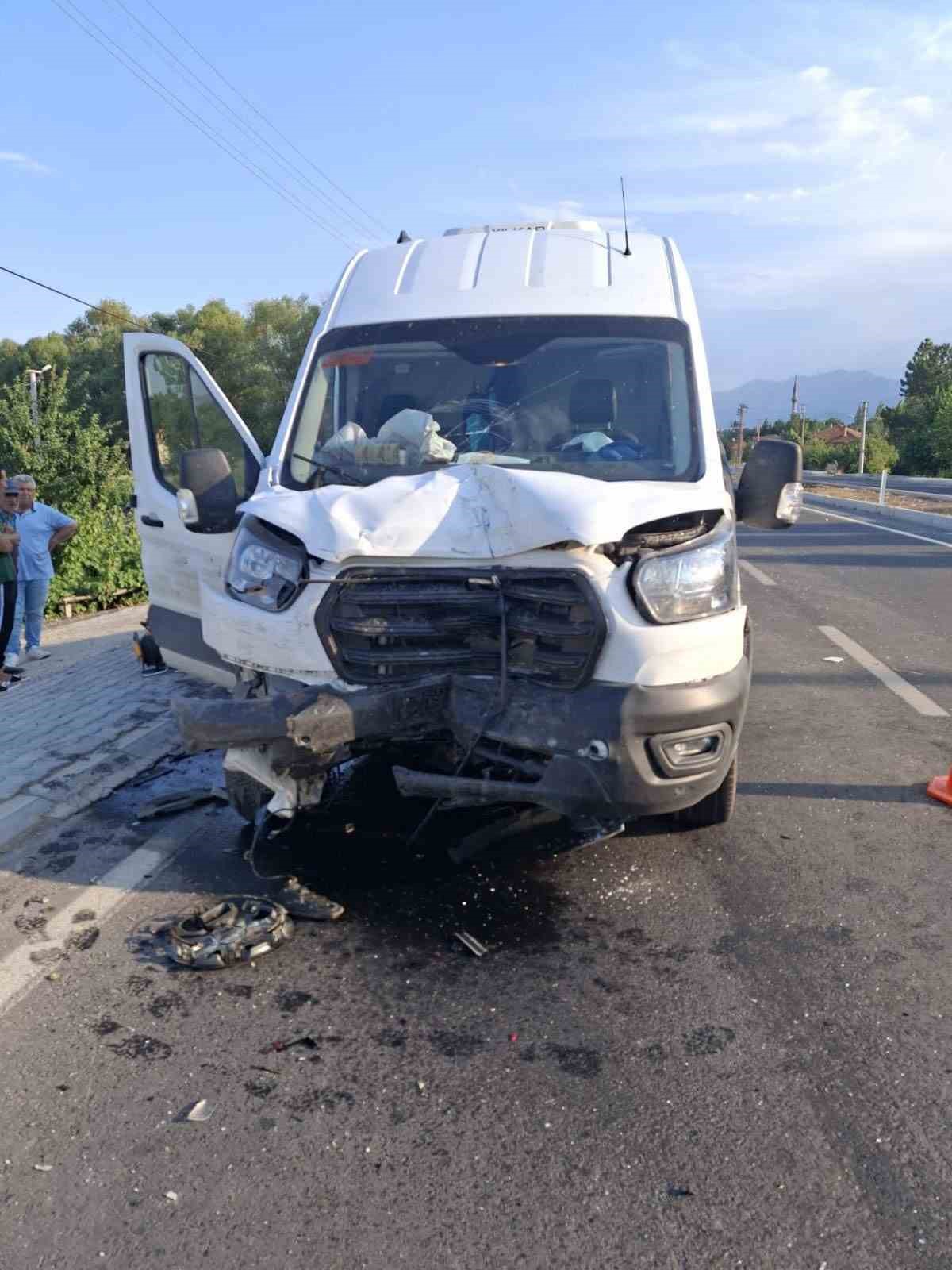 Konya’da minibüs otomobile arkadan çarptı: 3 yaralı
