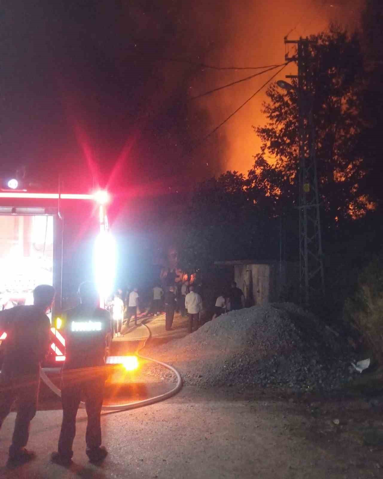 Kastamonu’da çıkan yangında ev ve samanlık küle döndü