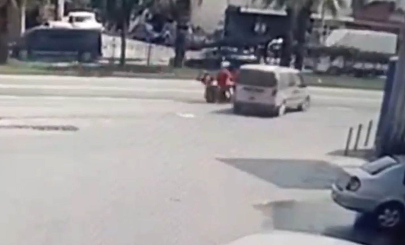 Antalya’da hafif ticari araç ile çarpışan motosikletli yaralandı