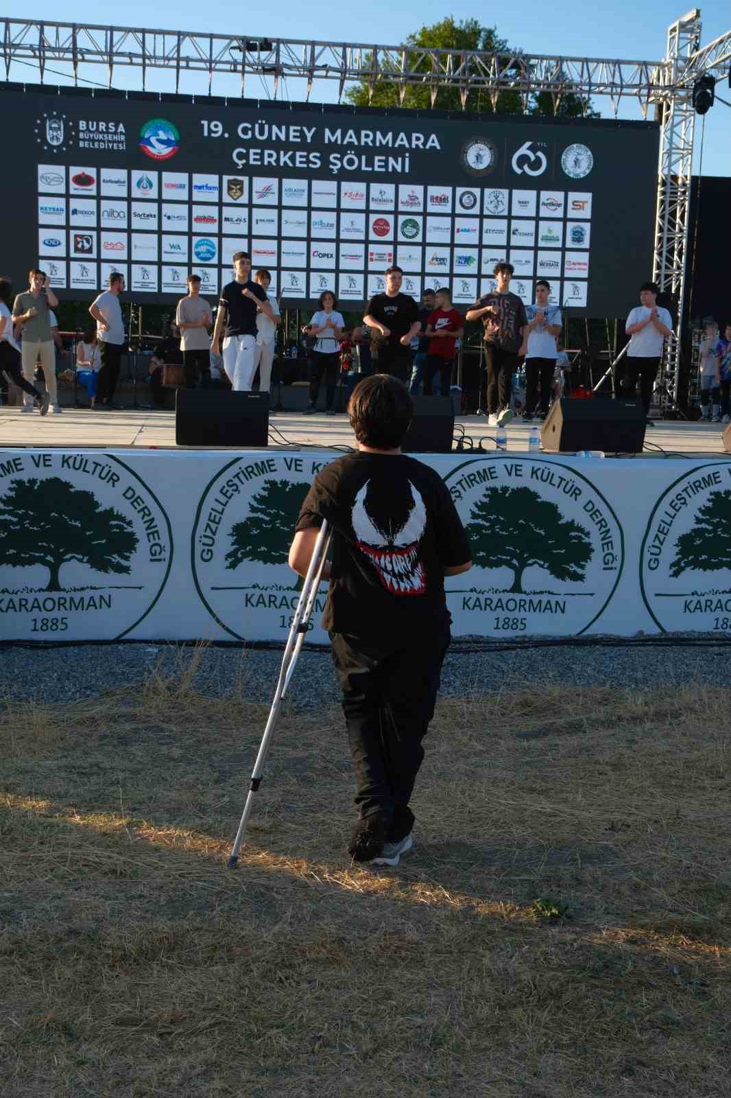 Arkadaşları sahnede hünerlerini sergilerken, o kırık ayağı ile uzaktan katıldı