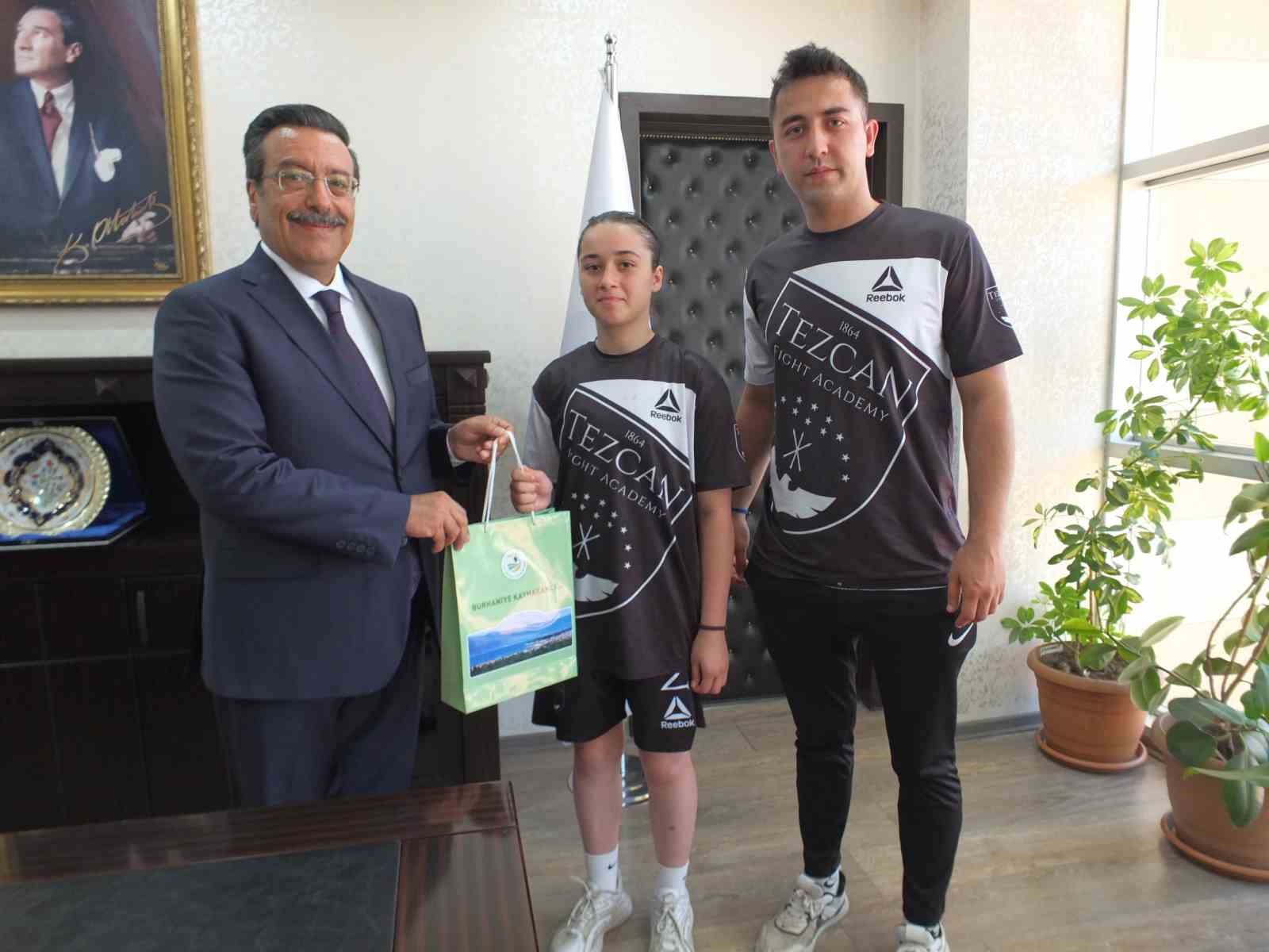 Burhaniye Kaymakamı Atilla, başarılı sporcuyu ödüllendirdi