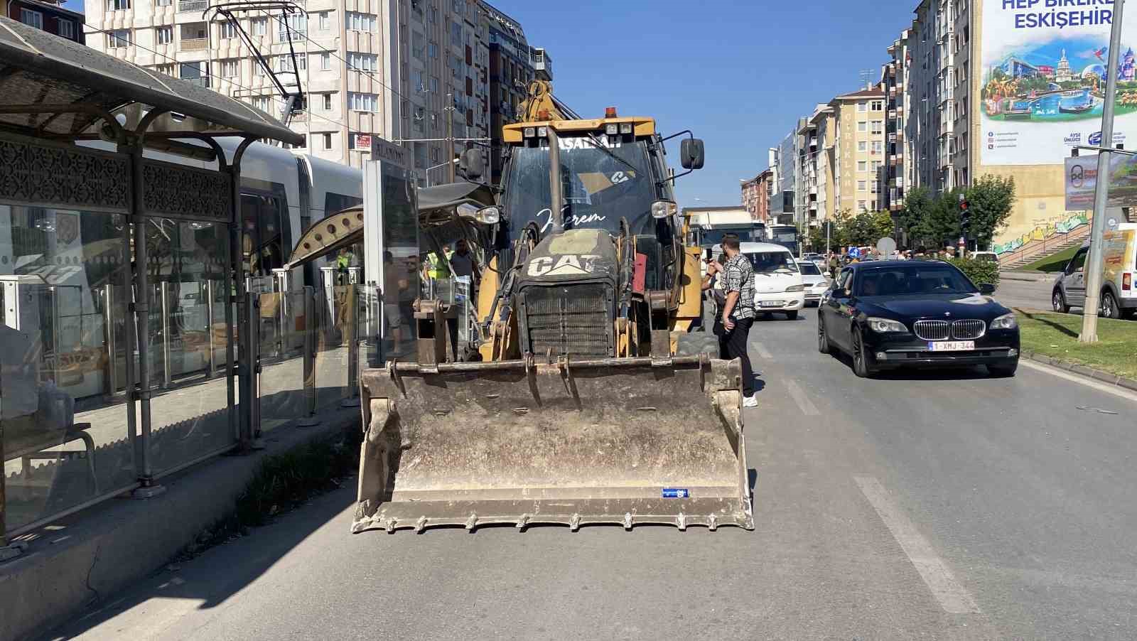 Kepçe kolu tramvay durağına çarptı: 1 yaralı