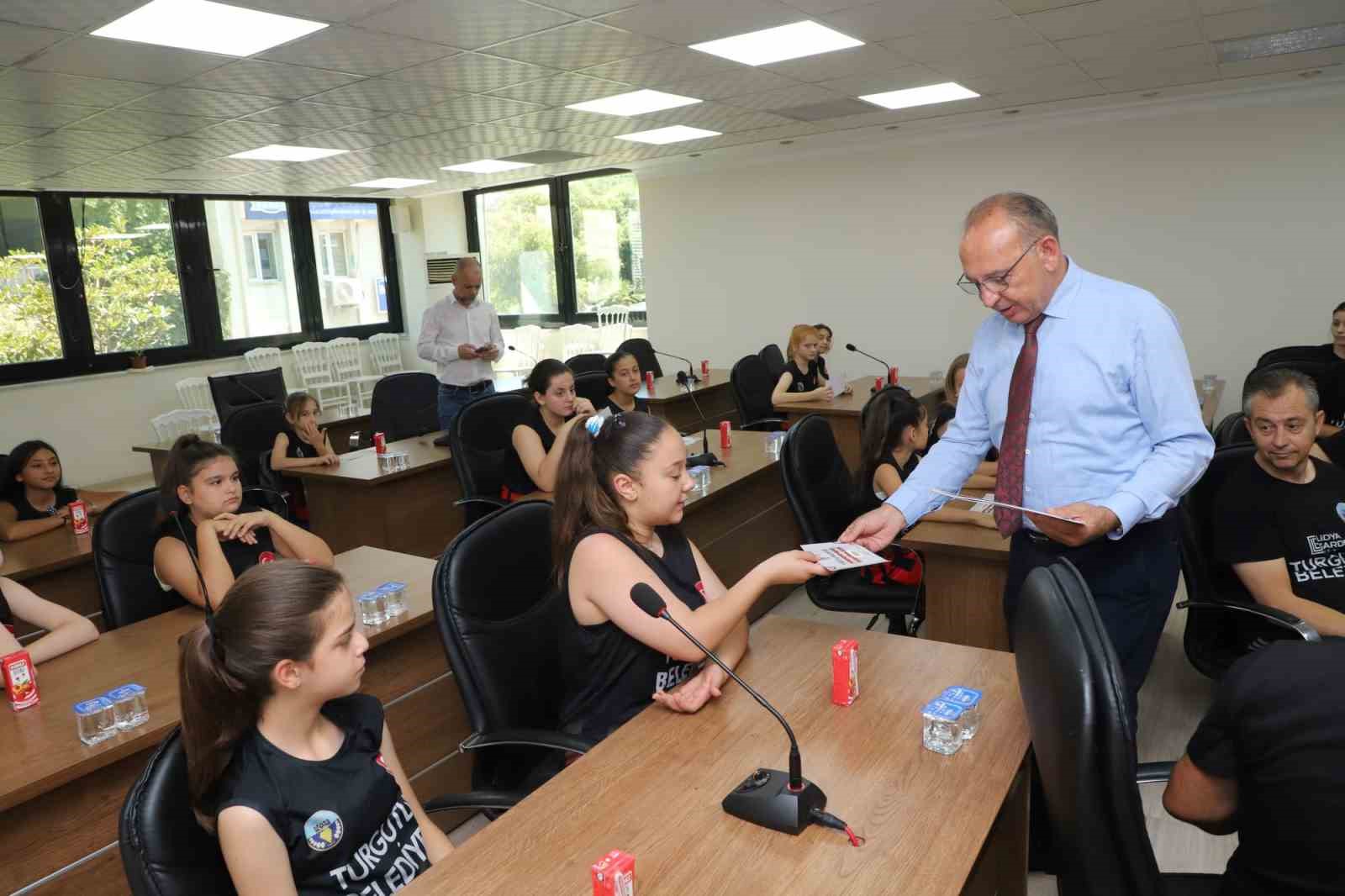 Turgutlu Belediyespor ikincilik kupasını Başkan Akın’la paylaştı