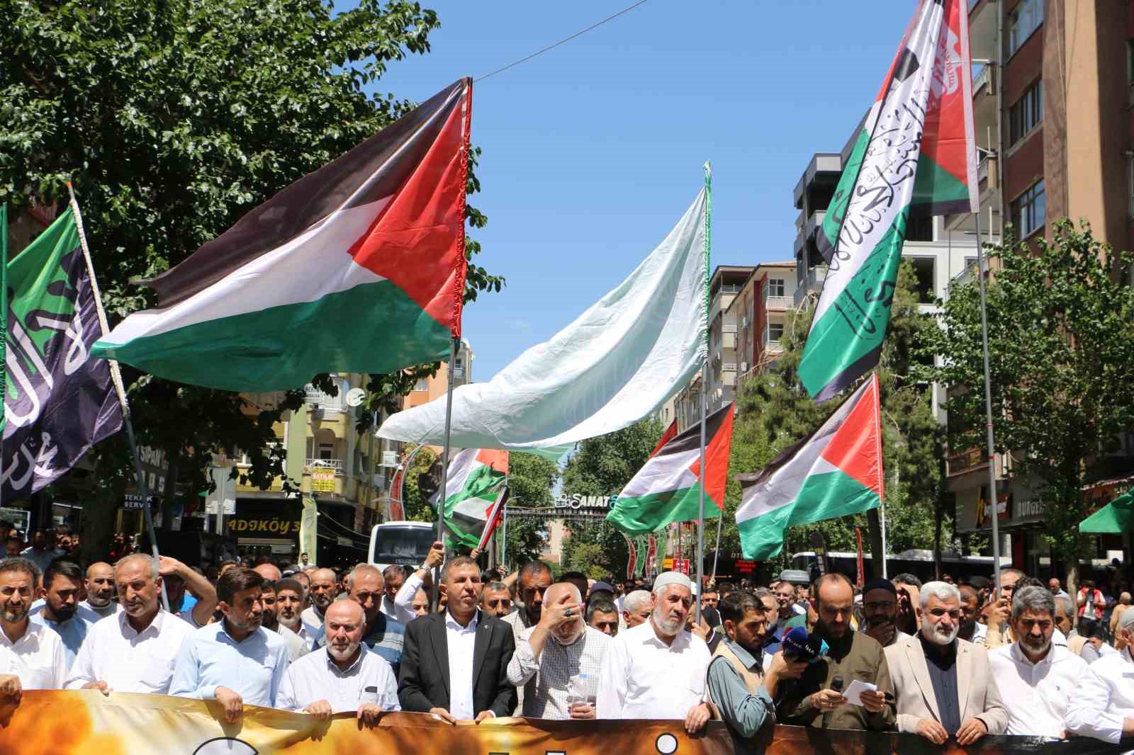 Leman dergisi Diyarbakır’da protesto edildi