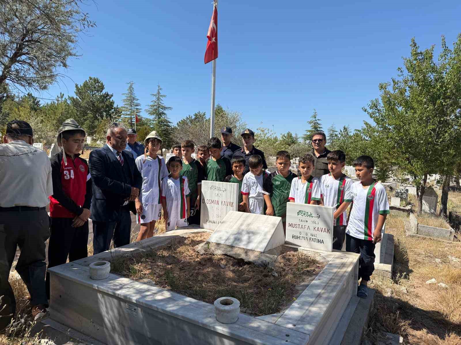 Öğretmen; Çanakkale’den getirdiği toprağı gazilerin mezarlarına bıraktı
