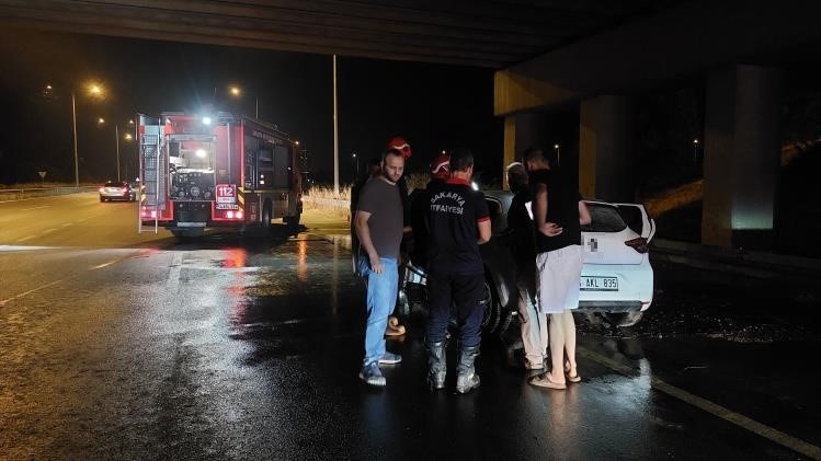 D100’de alev topuna dönen otomobil kullanılamaz hale geldi
