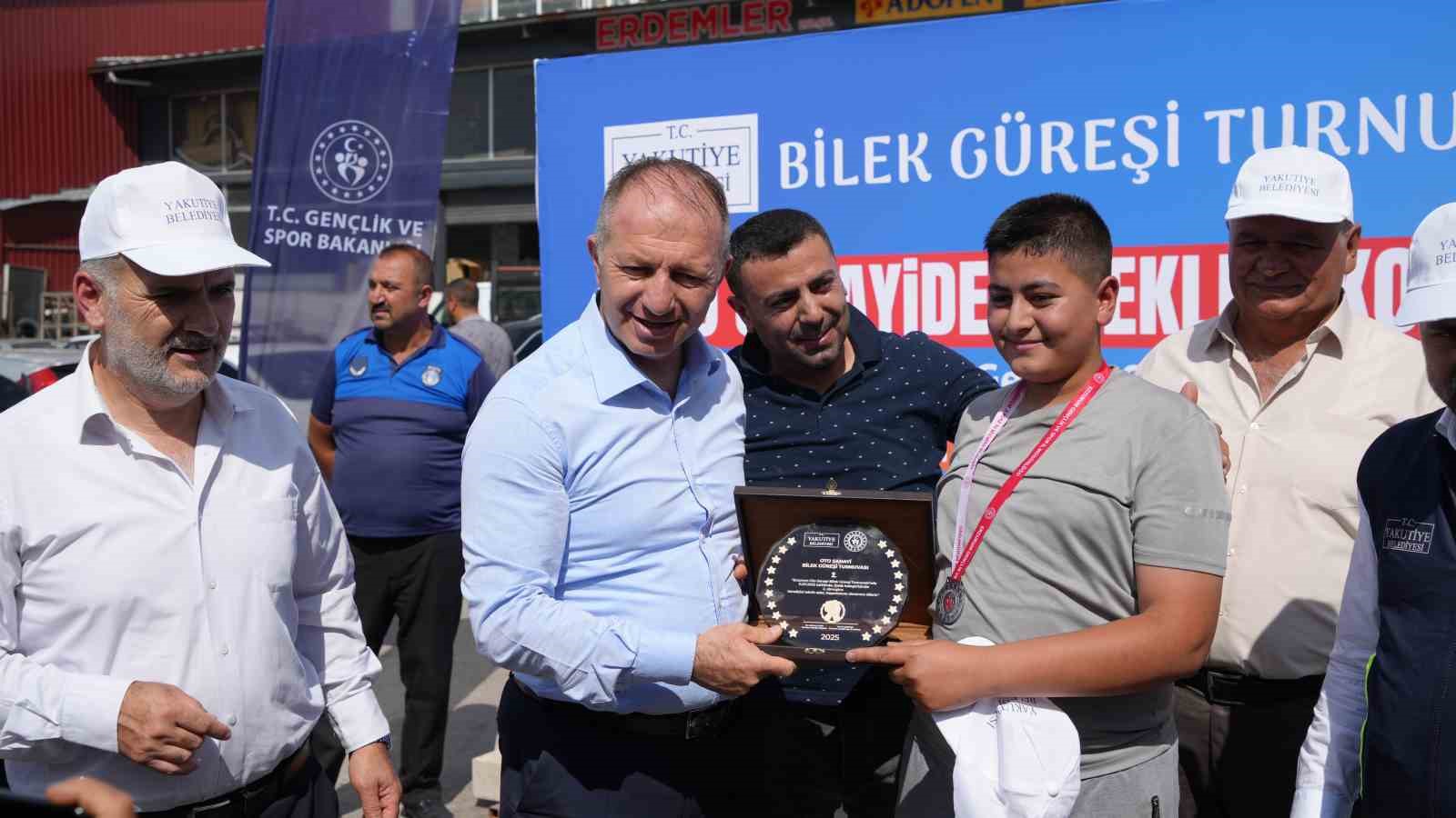Sanayide usta, kalfa ve çıraklar bileklerini konuşturdu