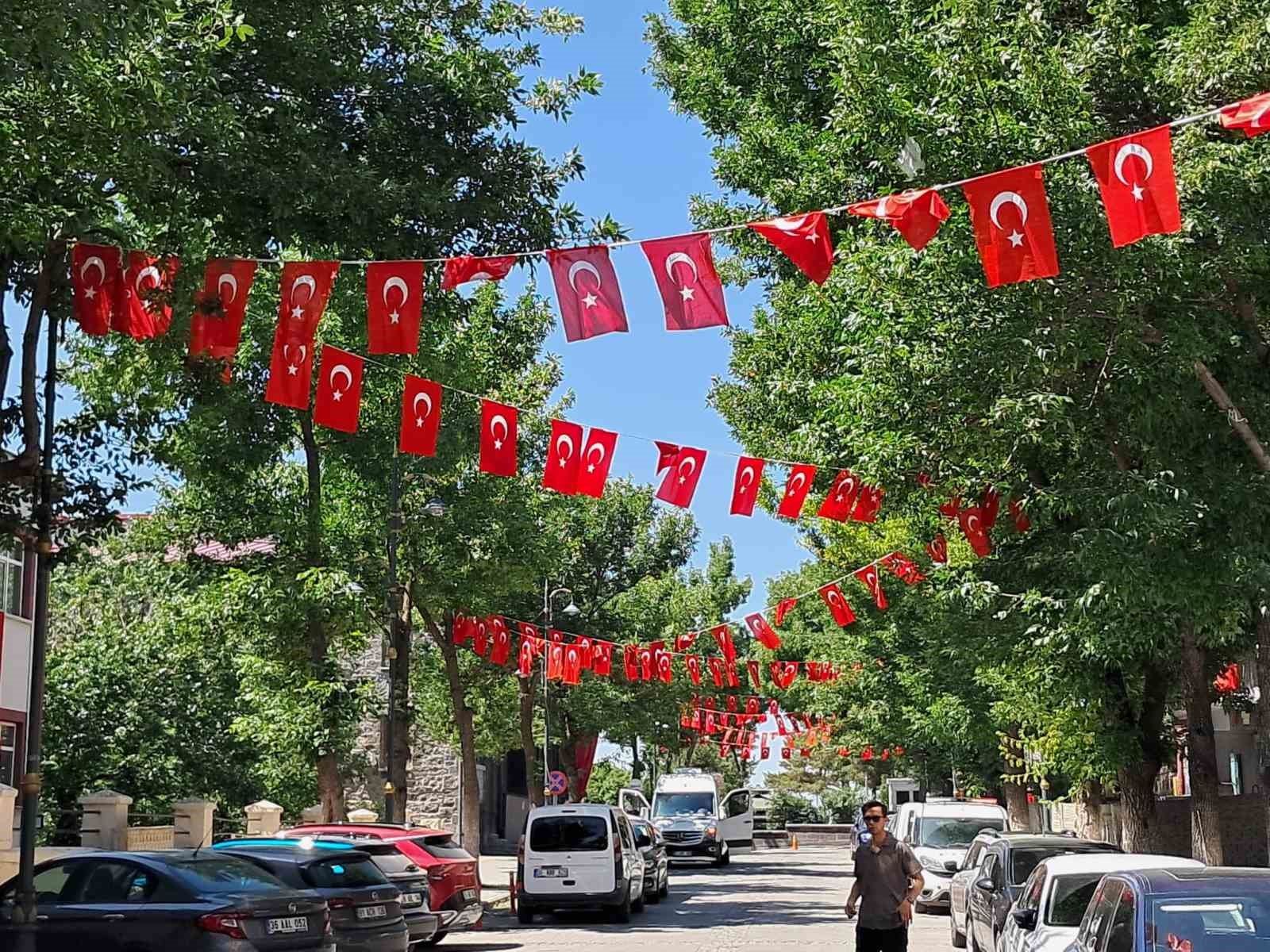Cumhurbaşkanı Erdoğan’ın çağrısıyla Kars Kalesi bayraklarla donatıldı