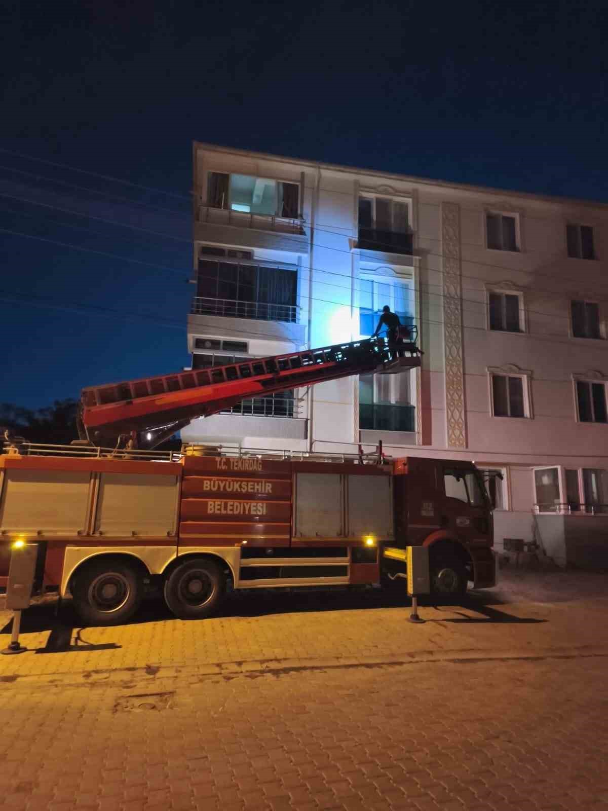 Pencereye sıkışan kuş için itfaiye seferber oldu
