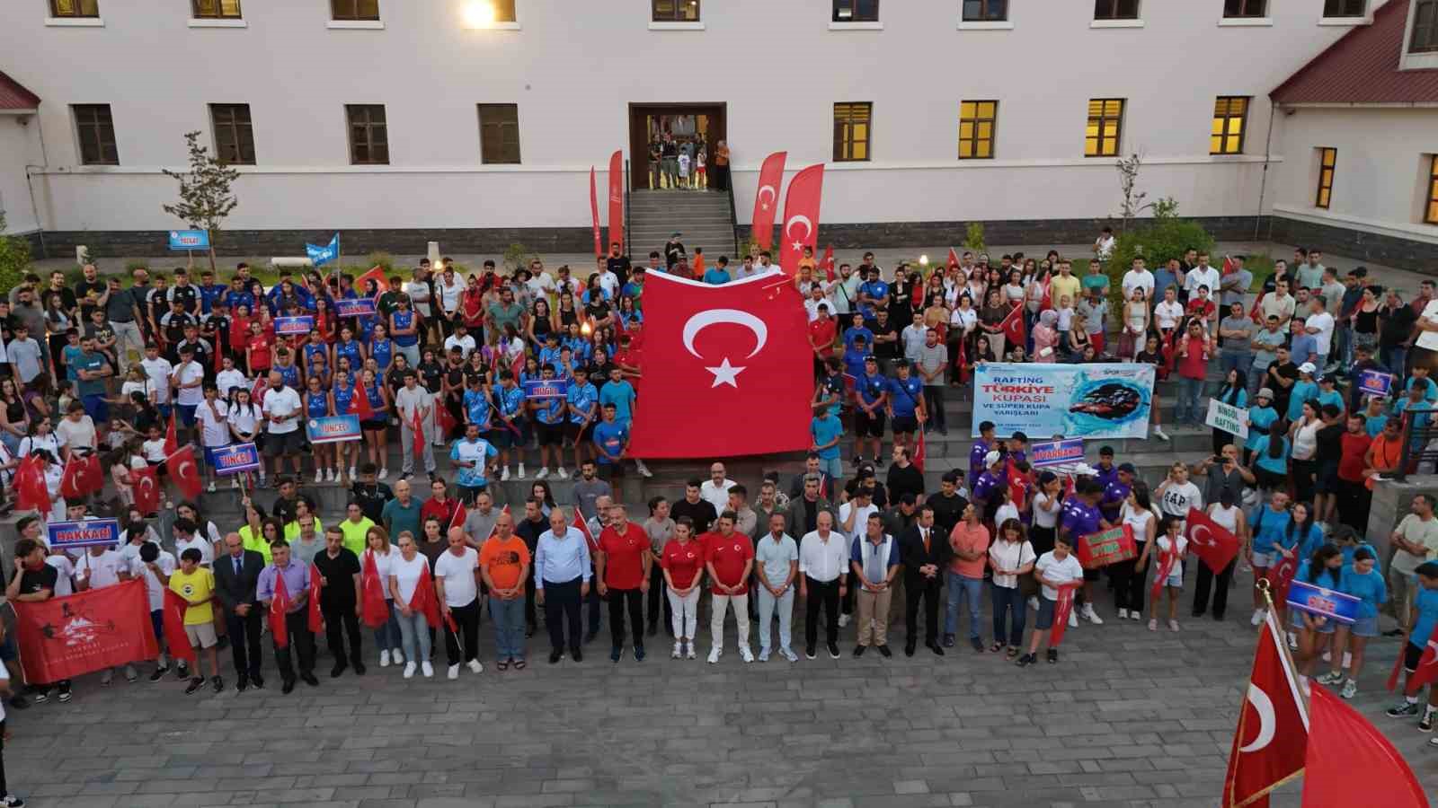 Tunceli’de kortejli, halaylı rafting şampiyonası açılışı