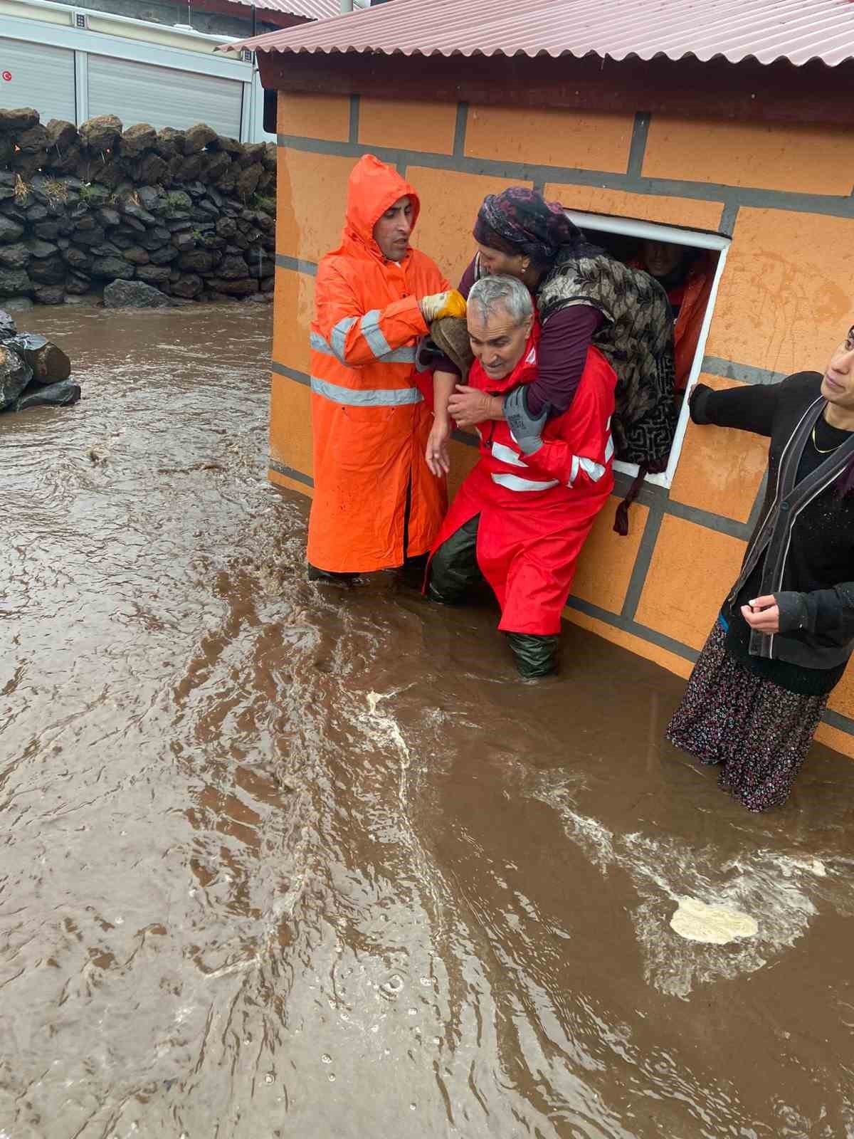 Kars’ta sağanak yağış sele yol açtı: Evler sular altında kaldı