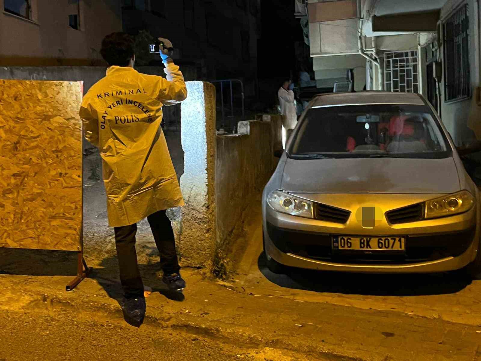Küçükçekmece’de bir genç evinde ölü bulundu