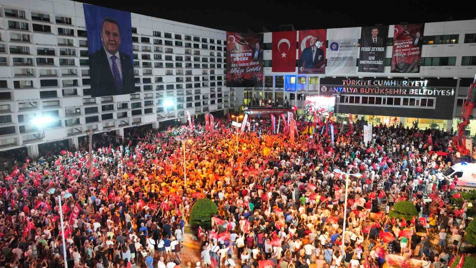 Özgür Özel’den Antalya’da miting