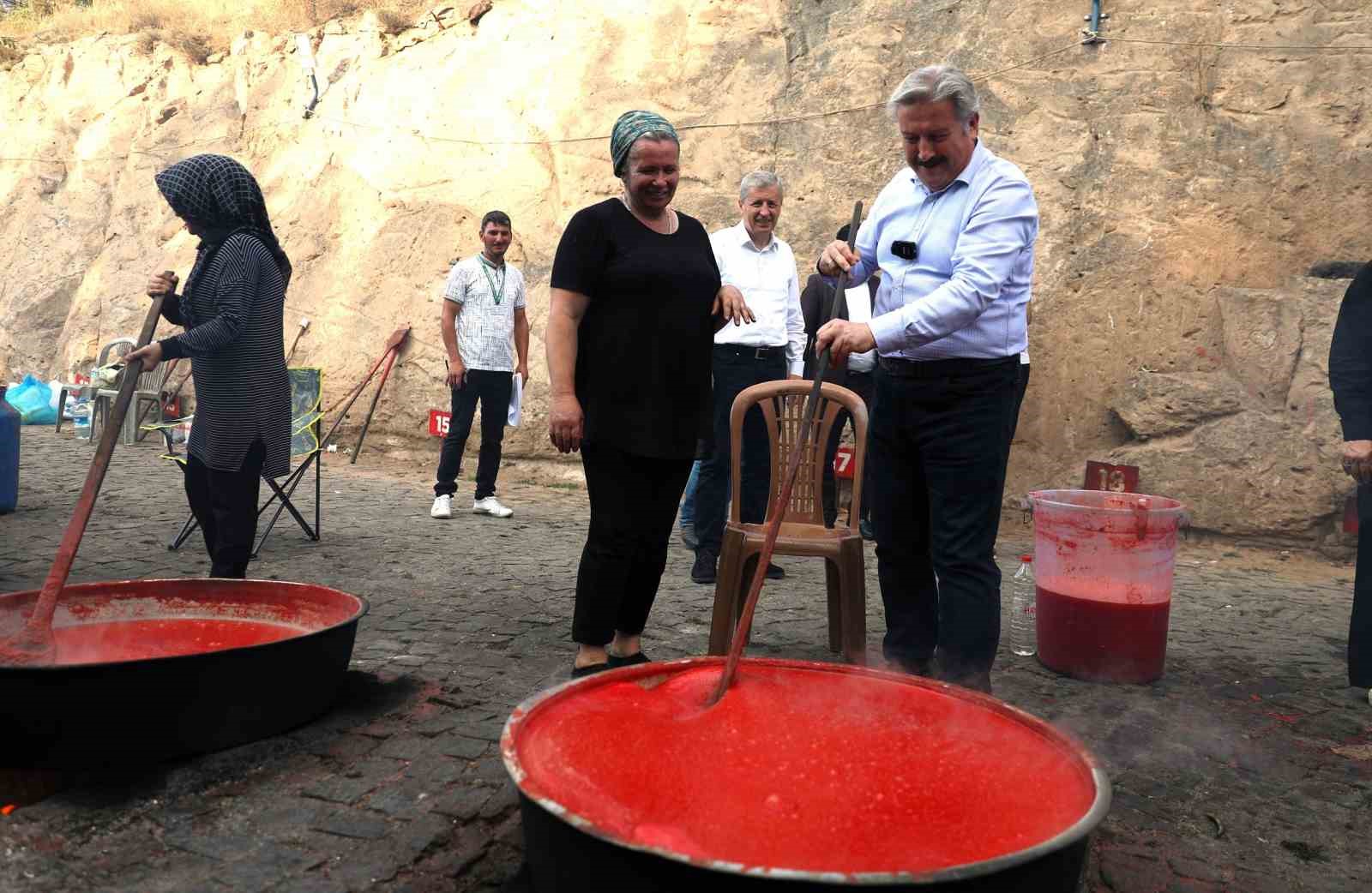 Melikgazi’de salçalar kaynamaya başlıyor