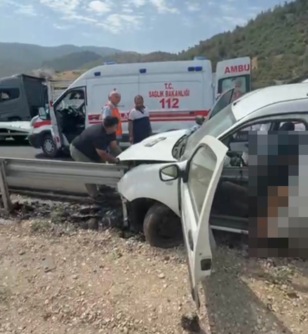 Hafif ticari araç bariyerlere ok gibi saplandı 2 kişi hayatını kaybetti