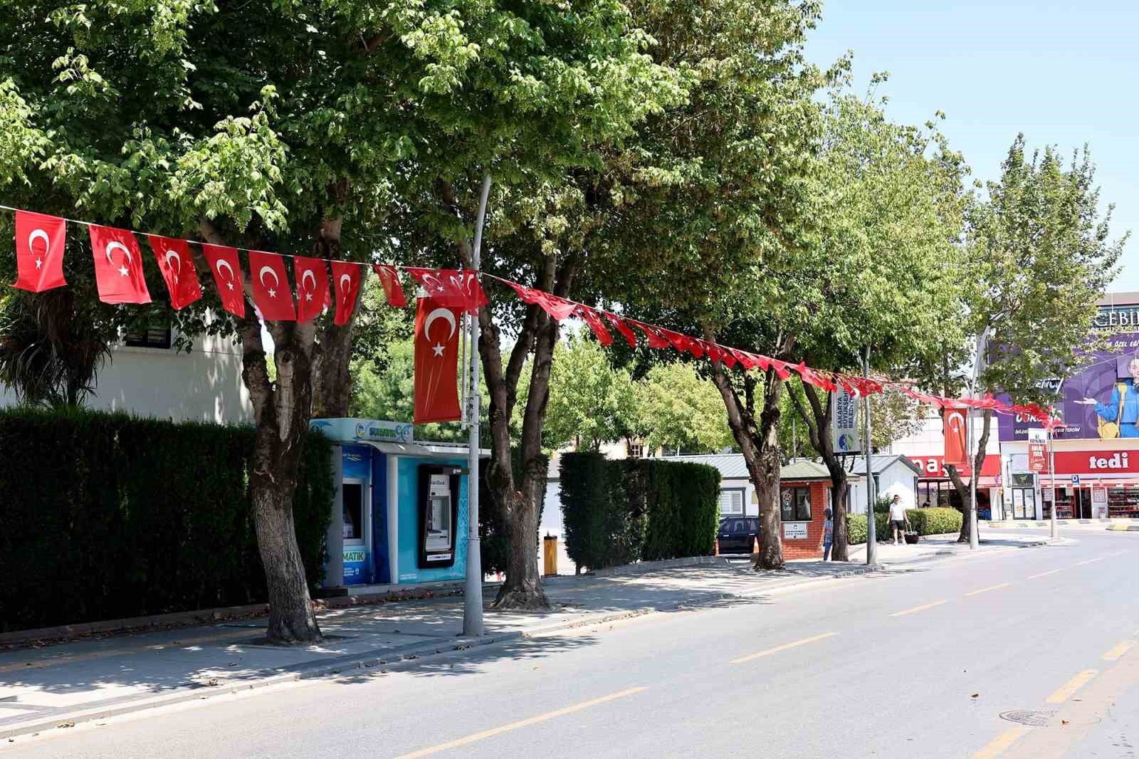Sakarya’da cadde ve sokaklar ay-yıldızlı bayraklarla donatıldı