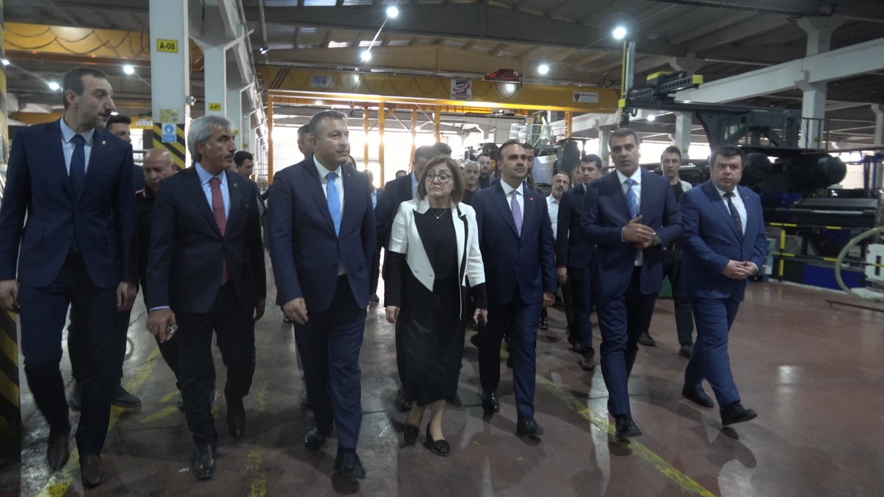 Sanayi ve Teknoloji Bakanı Kacır tekstil isçileriyle buluştu