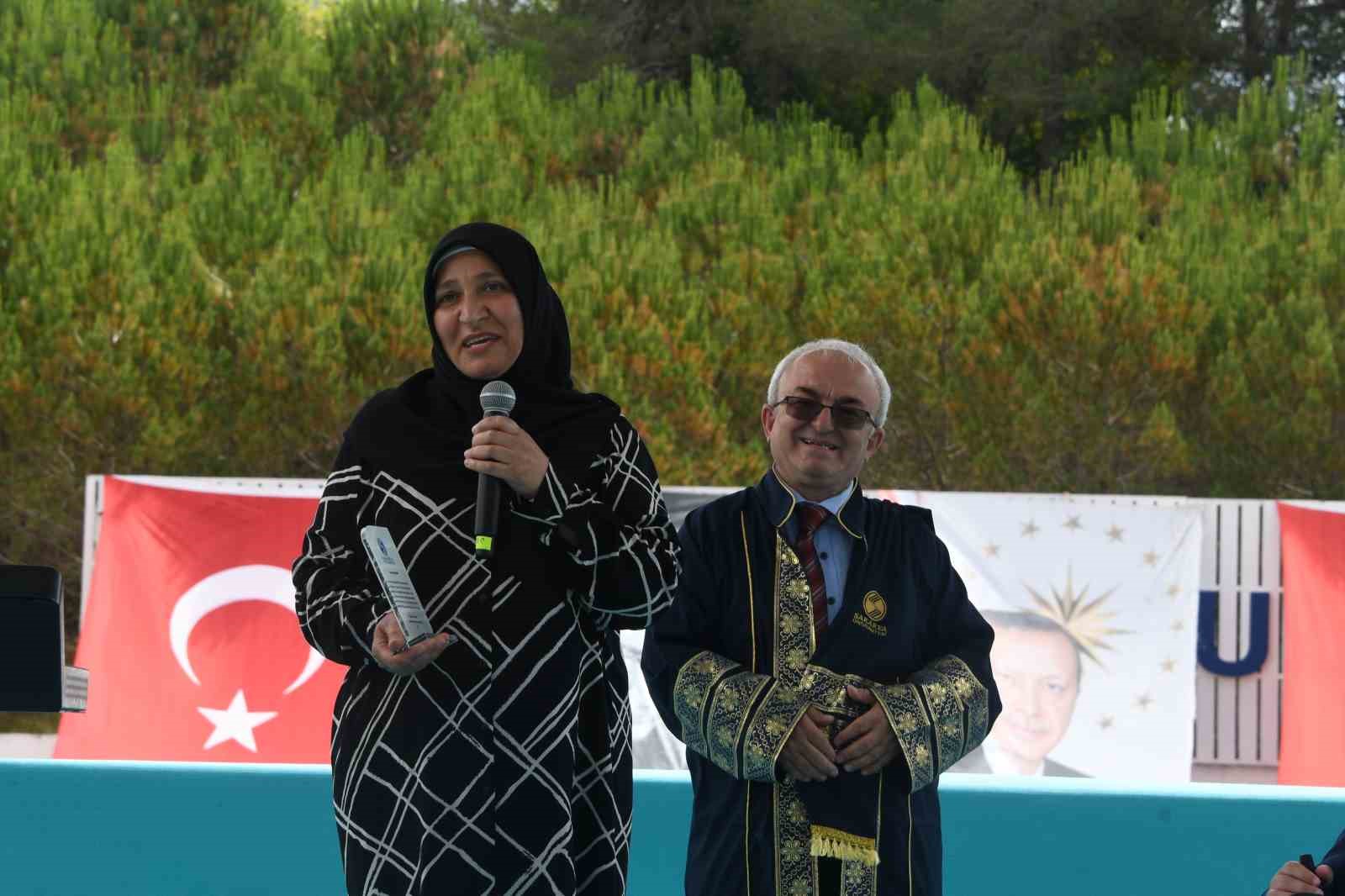 Engelleri azmiyle aştı, mezuniyetine annesiyle ulaştı